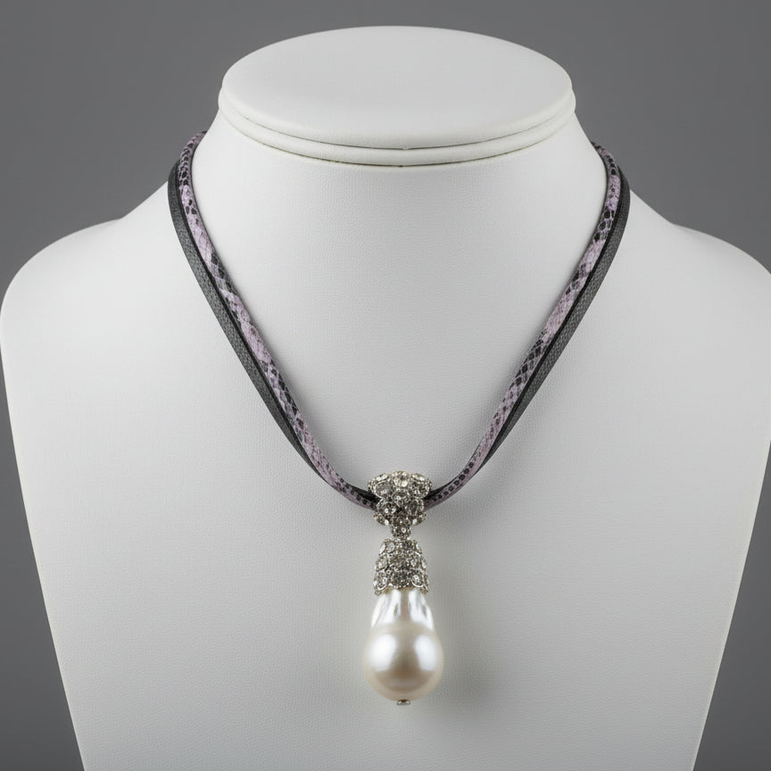 FRESH WATER PEARL LEATHER NECKLACE