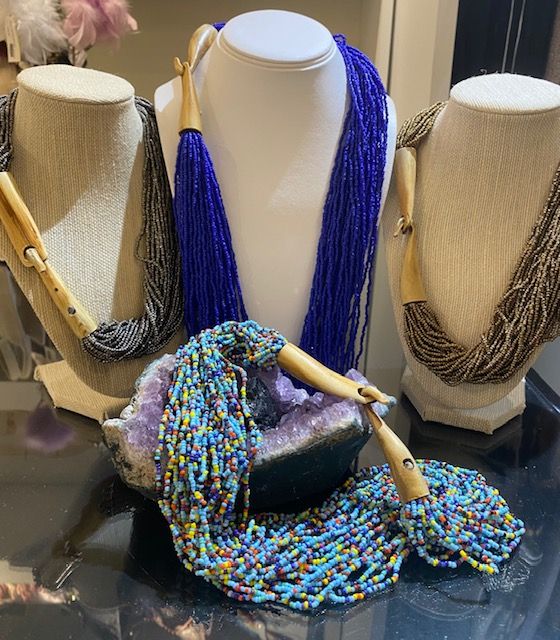 BEADED NECKLACE W LARGE WOOD CLASP