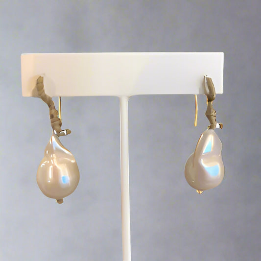 WHT BAROQUE PEARL EARRINGS