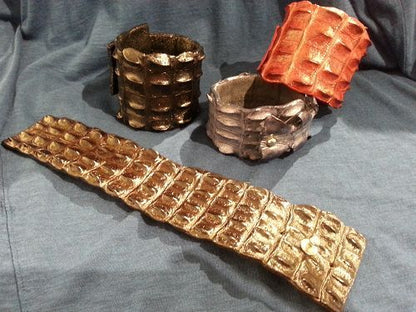 LARGE CROC BROWN/RED CUFF