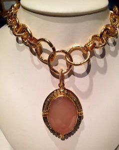 GOLDSTONE PINK STONE NECK-NECKLACE